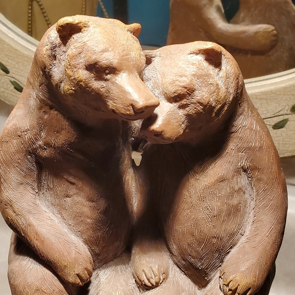 Romantic Bear Couple Tender Moment resin statue - Picture 8 of 8